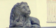 Un leone a guardia dell'ingresso posteriore